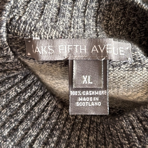 Saks Fifth Men’s XL Avenue Gray and White Crewneck Sweater - Picture 5 of 5